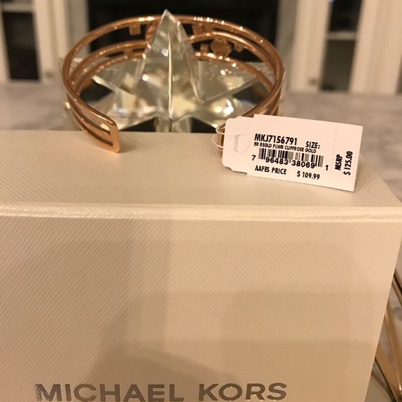 🆕 Michael Kors Cuff Bracelet in Rose Gold - Picture 3 of 4